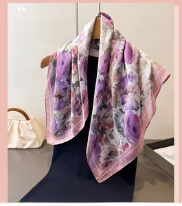 Détail d'un carré de soie avec d'élégants imprimés floraux violets et roses