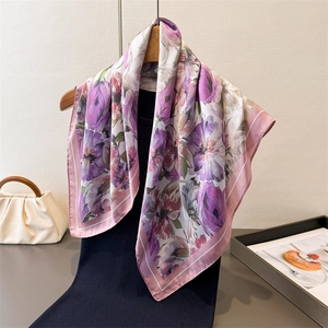 Élégant foulard en soie à fleurs violettes et roses sur un cintre en bois raffiné
