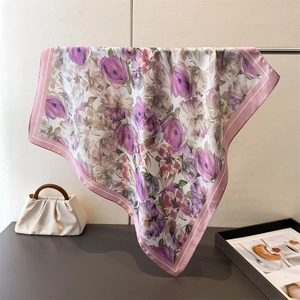 Carré de soie élégant aux motifs floraux violets et beige avec bordure rose chic