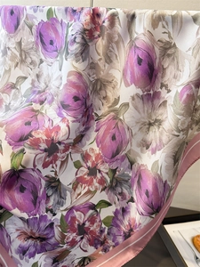 Détail d'un foulard en satin soyeux avec imprimés tulipes mauves et reflets brillants