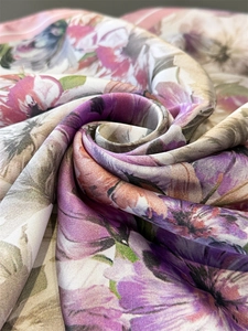 Macro d'un foulard en soie satinée avec motifs floraux élégants et texture lisse et brillante