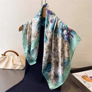 Foulard Carré En Faux Satin Imprimé Floral Satin Élégant Écharpe De Cou Cheveux Pour Femmes Accessoire De Mode