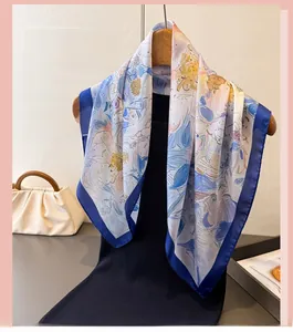 Dettaglio foulard in seta con motivi floreali astratti e bordo in raso blu navy