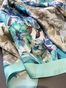 Gros plan détaillé d'un foulard en satin floral avec bords roulés vert menthe élégants