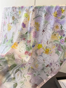Dettaglio del foulard in seta con stampa floreale, petali acquerello e bordi rosa