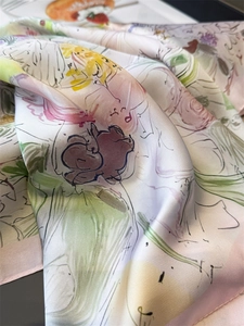 Dettaglio del foulard in seta con linee astratte artistiche e motivi floreali pastello