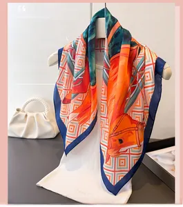 Détail d'un foulard en soie de luxe avec motif cheval orange sur un mannequin blanc