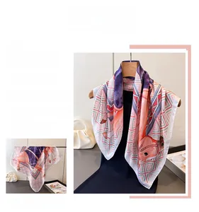 Détail d'un foulard en soie avec imprimés de chevaux et motifs géométriques en rose et violet
