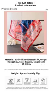 Détail d'un foulard en satin de soie de luxe avec imprimés classiques de chevaux rouge et bleu