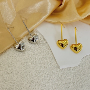 Élégantes boucles d'oreilles pendantes cœur creux plaquées or 18 carats et argent