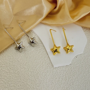 Boucles d'oreilles étoiles 3D dorées et argentées sur fond de soie et pierre chic