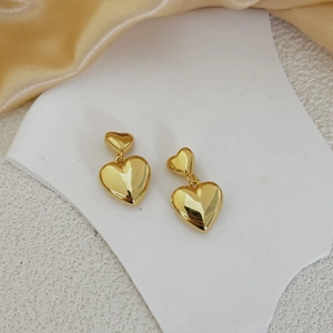 Élégantes boucles d'oreilles pendantes double cœur dorées avec finition polie brillante
