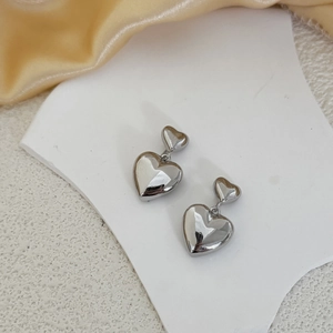 Boucles d'oreilles double cœur en argent poli sur pierre blanche et satin élégant