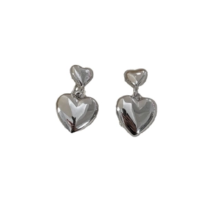 Boucles d'oreilles cœur argentées minimalistes avec double cœurs et fini poli