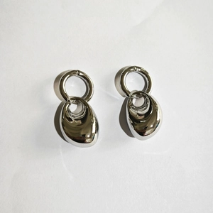 Vue détaillée de boucles d'oreilles goutte d'argent polies au design minimaliste