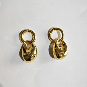 Boucles d'oreilles créoles goutte d'eau dorées à l'or 18 carats avec finition brillante