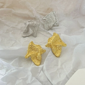 Irregular matte metal wrinkled stud earrings in gold and silver set for women