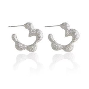 Strukturierte matte silberne gewellte Blumen-C-Reifenohrringe für Damen im minimalistischen Stil