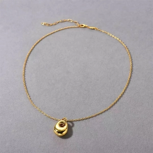 Collier minimaliste plaqué or 18K avec pendentif goutte d'eau et fermoir mousqueton fin