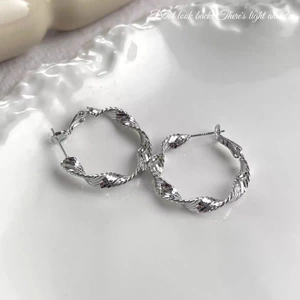 Boucles d'oreilles créoles en argent S925 avec texture géométrique torsadée élégante