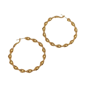 Schicke goldene Creolen mit elegantem gedrehtem Metalldesign für modebewusste Damen