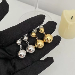Minimalistische Gold- und Silber-Doppelkugel-Ohrringe mit poliertem Metall-Spiegel-Finish