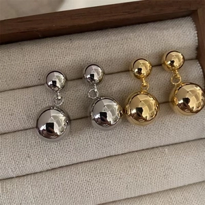 Poliertes Gold und Silber Doppelball Ohrringe in einer minimalistischen Schmuckschatulle