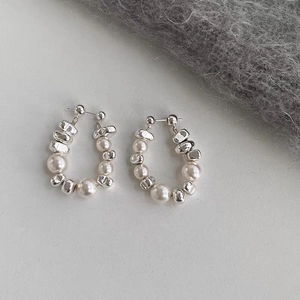 Minimalist U-shaped hoop earrings featuring white pearls and irregular silver metal beads