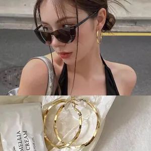 Boucles d'oreilles créoles Mobius torsadées en finition dorée polie pour un look chic