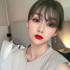 Boucles d'oreilles créoles dorées torsadées portées par un mannequin au style chic