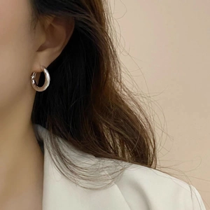 Créoles chic en argent avec finition métallique texturée pour un look haut de gamme