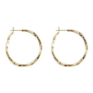 Boucles d'oreilles créoles torsadées dorées au fini métallique facetté et brillant