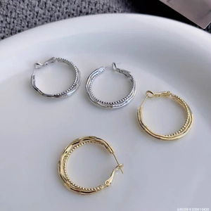 Chic double-layer woven hoop earrings in gold and silver finish with beaded texture