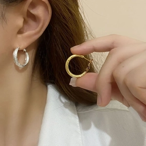 Minimalist hammered texture metal hoop earrings in gold and silver finishes