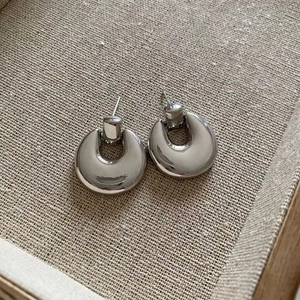 Minimalist silver irregular oval drop earrings with polished metallic geometric design