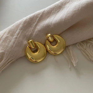 Minimalist vintage gold door knocker earrings with geometric oval drop design