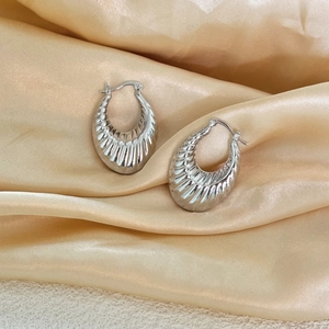 Boucles d'oreilles créoles torsadées plaquées or 18 carats sur tissu de satin fin