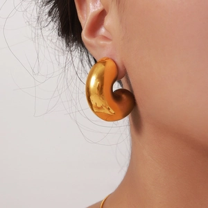 Boucles d'oreilles créoles épaisses en forme de C plaquées or 18 carats au style moderne