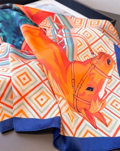 Détail d'un foulard en soie avec imprimé de cheval vintage et motifs satinés colorés