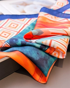 Gros plan détaillé d'un foulard en soie aux motifs géométriques vibrants et bords roulés