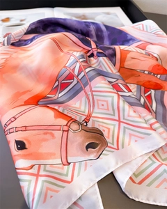 Vue détaillée d'un foulard soyeux avec imprimé équestre artistique et motifs géométriques