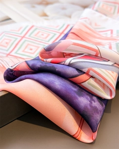 Gros plan d'un foulard en satin de soie imprimé avec motifs géométriques et reflets