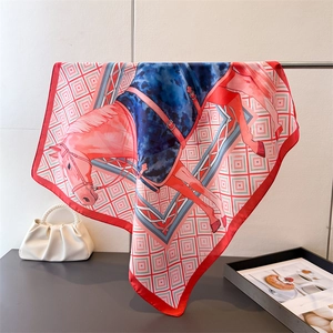 Gros plan détaillé d'un foulard en soie de luxe avec motifs de chevaux et géométriques