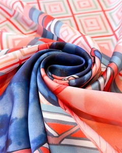 Détail macro d'un foulard en soie aux motifs géométriques et texture satinée