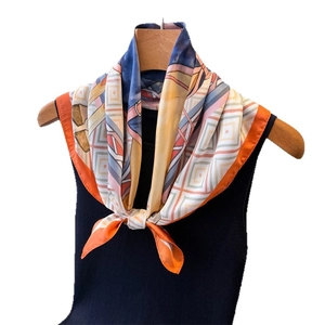Carré de soie élégant avec motifs géométriques et bordures orange vif pour femme