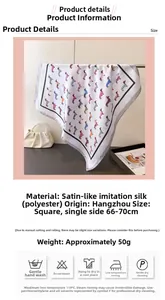 Détail d'un foulard en satin avec imprimé teckel coloré et texture douce