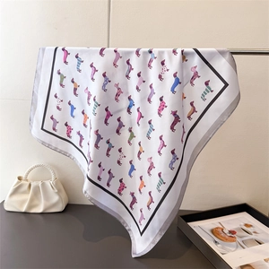 Détail du foulard en soie à imprimé teckel avec chiots colorés et bordure noire élégante