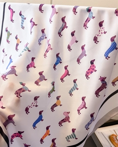 Vue détaillée du foulard en soie avec motifs teckel et bordure noire élégante