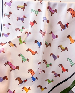 Détail d'un foulard en soie avec motifs de teckels en pulls et texture très douce