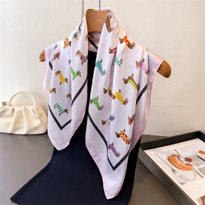 Foulard en soie rose avec imprimés teckels colorés sur cintre pour un look premium